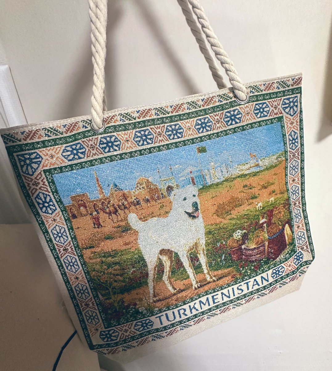 トルクメニスタンのハンドメイドバッグ トルクメニスタンの犬バッグが良すぎて買ってしまった。万博で初めての