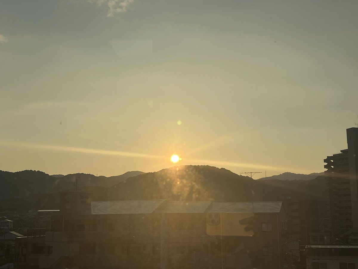 【手術25日目】今日も朝日パワー。
一昨日から痛み止めの薬を止めたら、やっぱり痛くてリハビリもできないのでやっぱり服用した。
首、右手も，少しずつですが順調。ただ気になるのですが，僕は、理容師なのですが、カットのイメトレをしたらなんかどう動かし方とかわからなくなっていた。あれ？