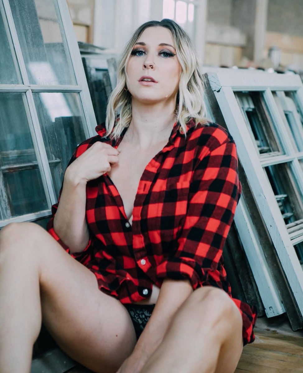 RockOnSiobhan's tweet photo. It’s fall and I’m a basic bitch sometimes. https://t.co/epTRvHwyBd