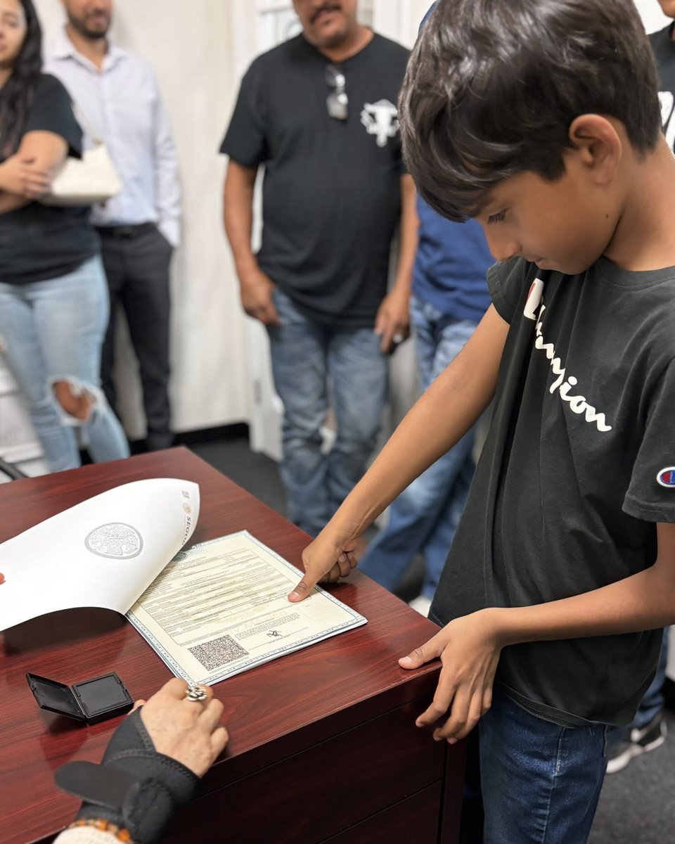 Hoy se celebró en el Consulado de México en San Bernardino un momento muy especial: la obtención de una doble nacionalidad más. 
El cónsul titular, Dr. Salvador Percastre, trabaja con dedicación para agilizar y facilitar este proceso.