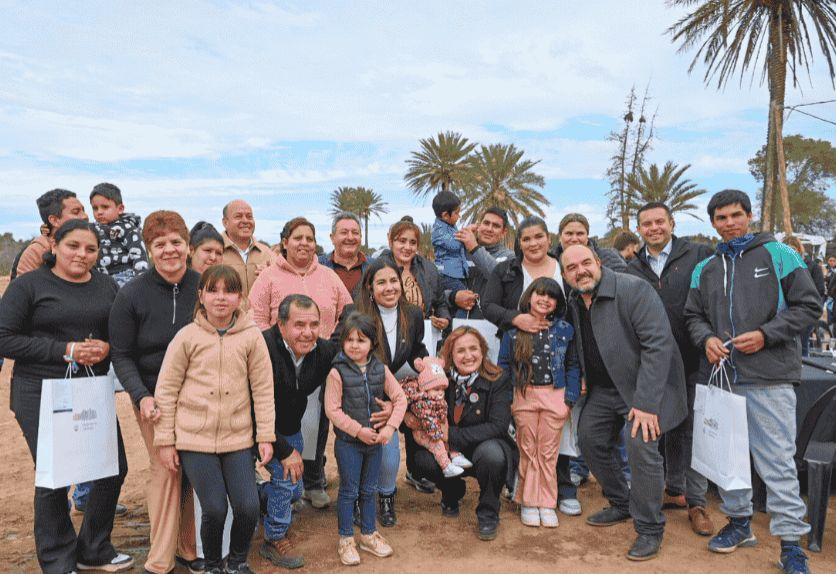 gobdecordoba's tweet photo. En el marco del Plan de #IgualdadTerritorial, instalaremos bio-transformadores de distribución de #energía eléctrica en cinco localidades de #Ischilín: #AltosdelQuebrachos, #LosChañaritos, #MediaNaranja, #ElBrete y #LasPlayas. ⚡️
Esta iniciativa #sustentable conjuga #tecnología, eficiencia energética y compromiso ambiental, fortaleciendo el suministro eléctrico. 🙌
Además, se inauguró la electrificación del barrio La Iglesia, en la comuna #OlivaresSanNicolás. La nueva #infraestructura instalada garantizará la calidad del servicio, incrementando la potencia disponible.
Así, garantizamos que el servicio eléctrico se transforme en suministro confiable, #desarrollo productivo territorial y #progreso para todas las comunidades del interior provincial.
#SeguimosHaciendo