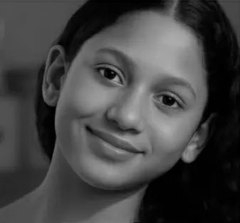 LEME12's tweet photo. Essa menina da foto se chamava Alícia Valentina. Ela tinha 11 anos e faleceu após ter sido espancada por colegas dentro da escola Tia Zita, em Belém do São Francisco/PE. 

Mas a tragédia não para por aí.

Assim como no caso Joca (fixado em meu perfil) e no caso Carlinhos ano passado, Alícia foi mais uma criança vítima de negligência médica.

Assim como no caso Joca e no caso Carlinhos, os nomes dos médicos não foram e nunca serão divulgados.

Após a agressão, Alícia foi levada ao hospital municipal pois estava com sangramento no nariz. Recebeu atendimento e foi liberada sem ser examinada apropriadamente. 

Quando já estava em casa, a menina voltou a ter sangramento, dessa vez pelo ouvido. A família a levou até um posto de saúde, novamente recebeu atendimento e foi liberada.

Horas depois, começou a vomitar sangue. Os pais a levaram outra vez para o hospital municipal, onde foi transferida com urgência para o hospital regional da cidade de Salgueiro, 1h de Belém do São Francisco. Depois, transferida para o Hospital da Restauração, no Recife, mas já chegou à unidade com morte cerebral.

Agora as "autoridades" estão "investigando" tudo. Podem ter certeza que vai aparecer nome dos agressores, dos funcionários da escola, mas os medicos assassinos continuarão blindados como nunca. Livres, leves e soltos pra continuarem ceifando vidas por ai. 

Um dia, se Deus permitir, espero do fundo do meu coração que um pai revoltado resolva fazer justiça com as próprias mãos, pois não existe justiça nesse país.