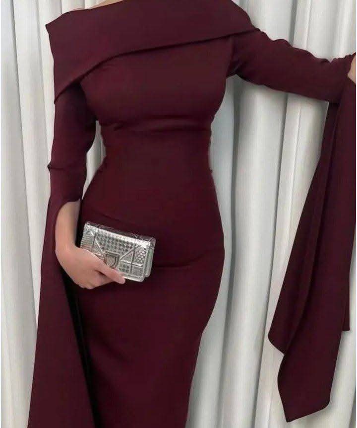 الفستان اللي هلبسه وهو جمبي بالبدلة السودا ونازلين رايحين فرح حد من صحابي 💋❤️❤️❤️