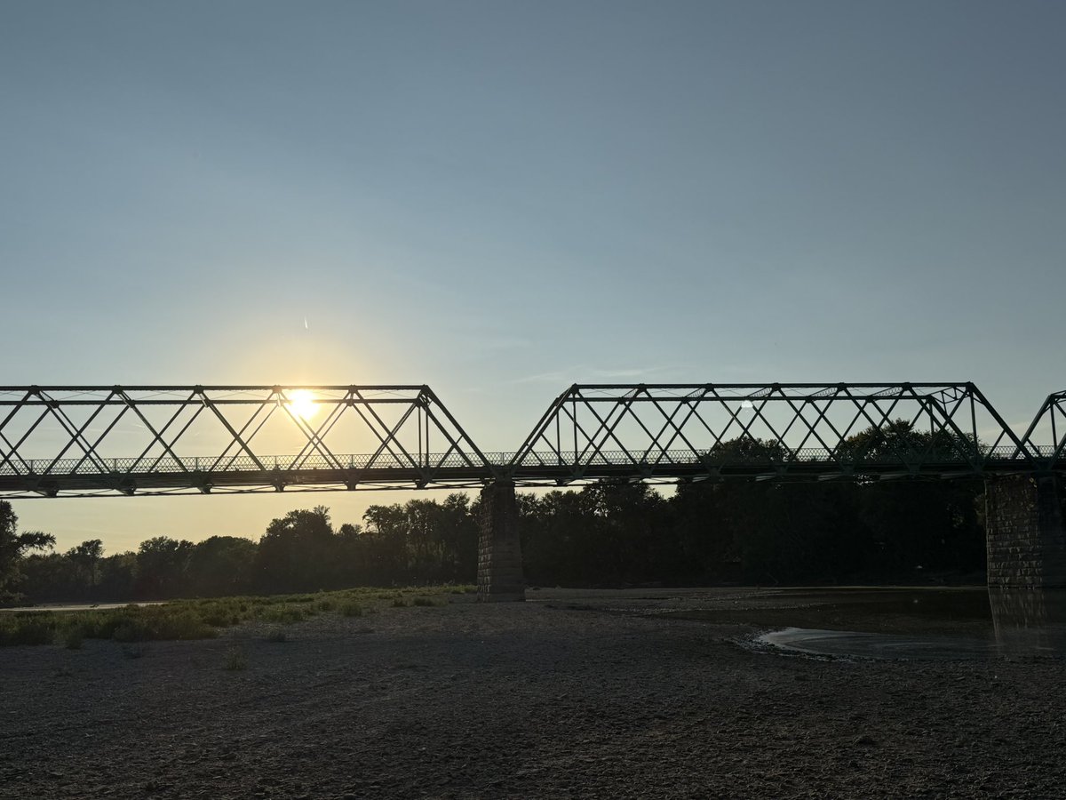 75 high 39 low in west central
Indiana. The wabash river merely a puddle of water under the historic steel Shawnee Williamsport bridge between fountain and warren county. <a href="/SeanAshWX/">Sean Ash</a> <a href="/NWSIndianapolis/">NWS Indianapolis</a> #inwx