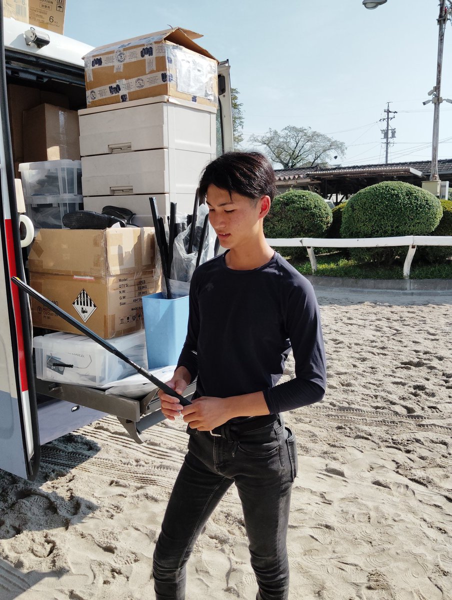 笠松競馬は今日からスタート。よろしくお願いします。
ところで、昨日は調教後に馬具屋さんが出張販売に来てました。この仕事してて初めて遭遇。プロテクターはメーカーによって使える国が違うとか、騎手によってムチの長さやバランスの好みが細かいことを知る貴重な体験でした。
#笠松競馬場
#馬具