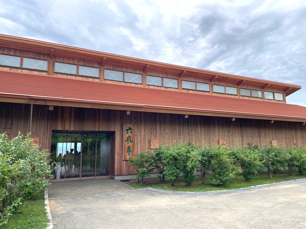 sinyokogyo's tweet photo. おは🙏シン🙌です💪✨
東大阪晴れ☀
写真は北海道旅での思い出😋
子供の頃、初めてストロベリーチョコホワイトを食べたとき美味しさに感動して、将来六花亭さんに就職したい！と言っていました🍓笑

リプが追いついていないのでリプ欄は閉じさせていただきます🙇‍♀️
今日もよろきゅん👻💘#じゅしかわいい https://t.co/F85NYNUa9k