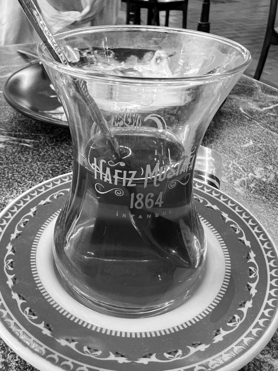 Siyah beyaz renklerin yakışmadığı tek fotoğraf çay olmalı herhalde…