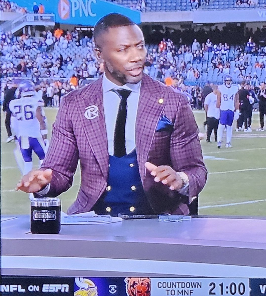 g_unit_rollin's tweet photo. @notthefakeSVP is it me or does RC look like a Disney Plaid train conductor? https://t.co/5UgCbzCnFC