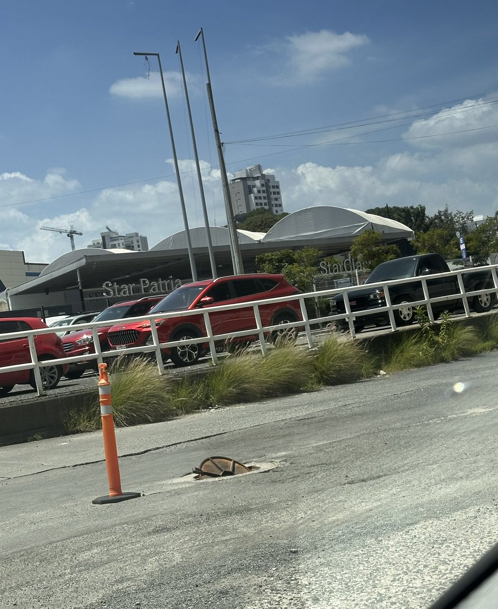 Alcantarilla peligrosa en av royal country <a href="/Trafico_ZMG/">TráficoZMGuadalajara</a>