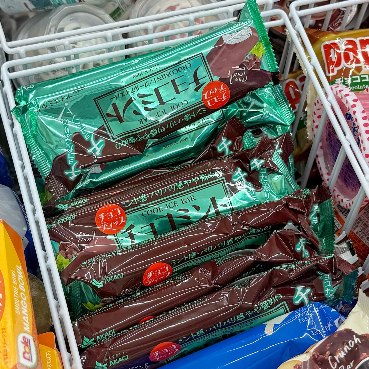 choco_mintk_'s tweet photo. あの赤城乳業からチョコミントの新作が登場したと聞き、ローソンでゲットしました💪『チョコディップチョコミント(¥162)』、安定の美味しさである赤城乳業のチョコミントアイスにチョコがディップされ、パリパリの食感が加わって美味しすぎる、#チョコミント https://t.co/F8HKgvJDnq