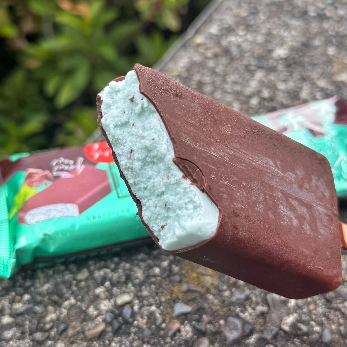 choco_mintk_'s tweet photo. あの赤城乳業からチョコミントの新作が登場したと聞き、ローソンでゲットしました💪『チョコディップチョコミント(¥162)』、安定の美味しさである赤城乳業のチョコミントアイスにチョコがディップされ、パリパリの食感が加わって美味しすぎる、#チョコミント https://t.co/F8HKgvJDnq