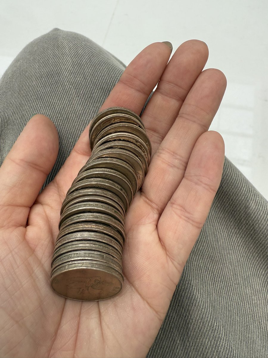 香港空港から会場行く電車の切符をお札で買ったらおつり全部小銭で出てきた…重い😖