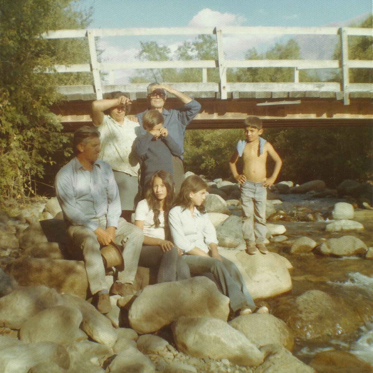 Familia Chilena en un Rio. Circa 1979