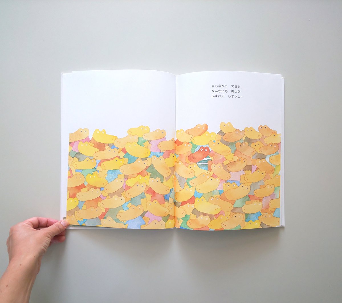 みやざきひろかずさん作の『ワニくんのおおきなあし』を出版したのは 