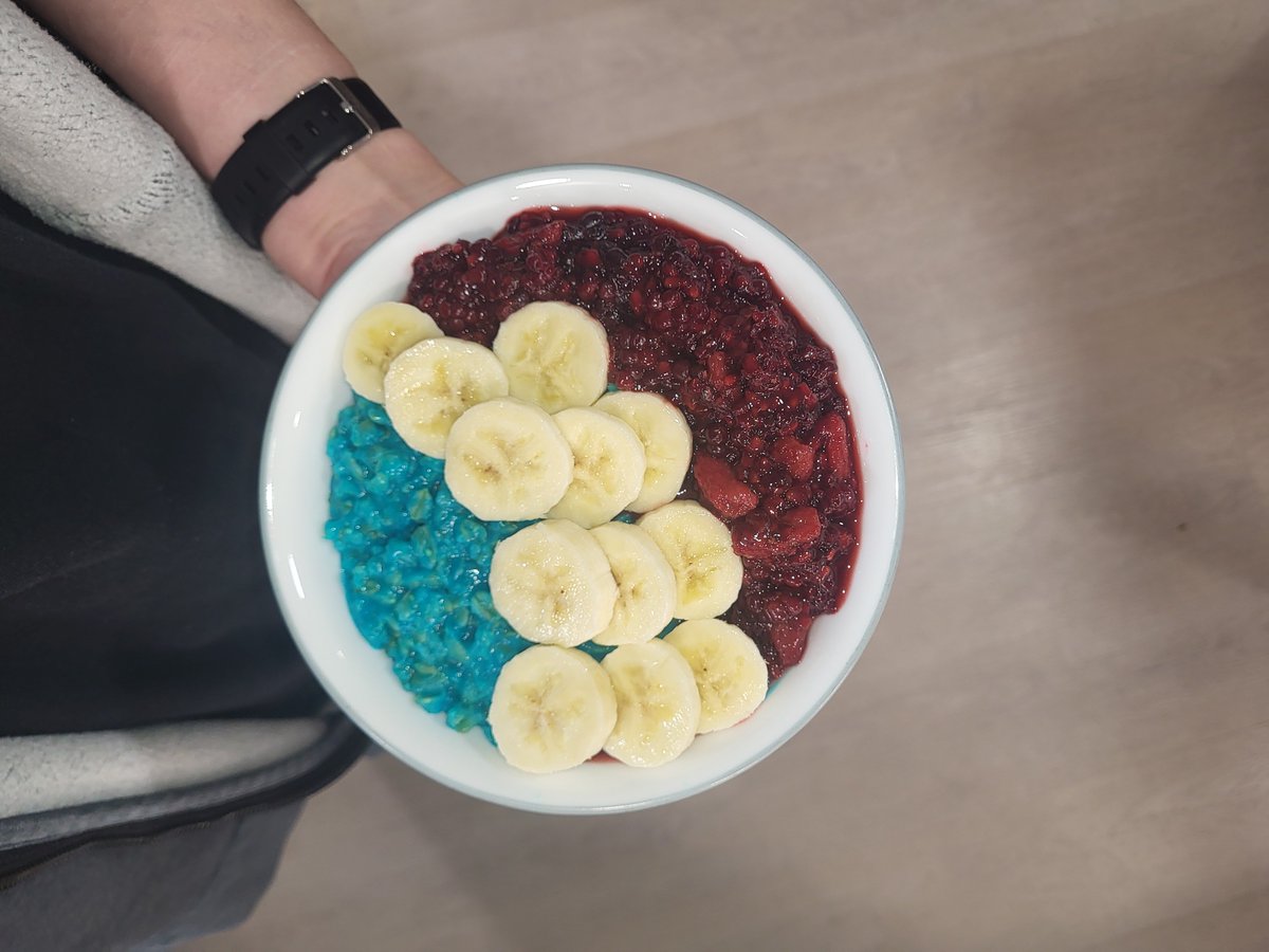 haydeekirl's tweet photo. Blue oats, mashed raspberries, half a sliced banana
(♡360c♡) https://t.co/TQoNHOFWHJ