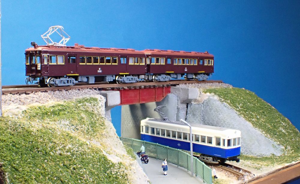 ikeda_modeling's tweet image. 古いコモンワークスの阪急500形のエッチングキットを組み立てました。エアホース取付座と乗務員ステップは自家エッチングで作成、歩み板上の配管を真鍮線で再現しました。方向板は大阪ー宝塚にして、阪急宝塚線と能勢電鉄川西国鉄前線の立体交差を模したジラマで撮影しました。#阪急500　 #能勢電鉄