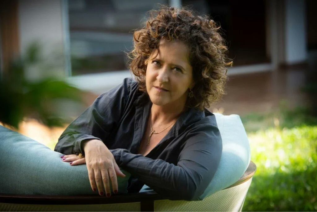 "O papel da literatura não é dizer a verdade, não é recado social. A grande coisa da literatura é apalpar a existência na nossa condição humana: o que nós somos capazes? É o 'se' da nossa vida".

Carla Madeira,
Em entrevista ao UOL