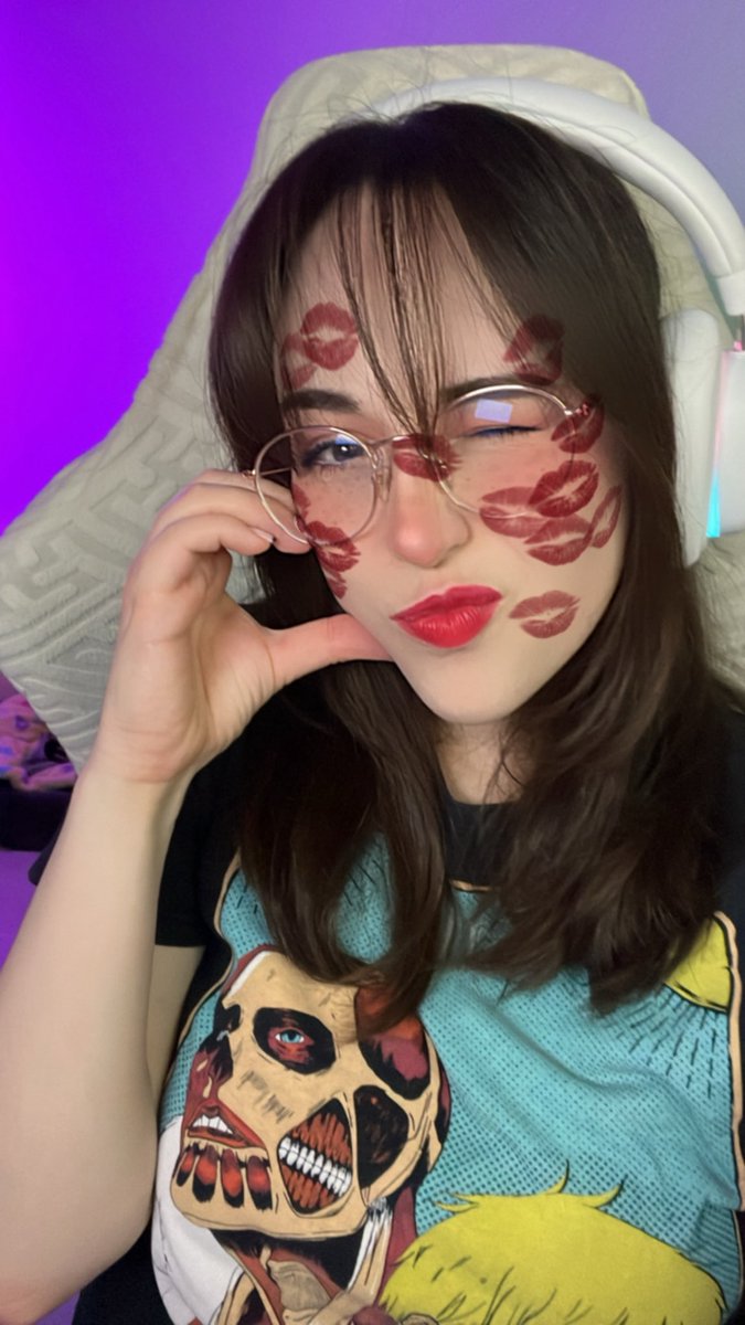 VOLÍIIII ❤️

muchos días encerrada jugando Silksong como degenerada 

(streameando algo que NO sea Silksong) 👇🏻
twitch.tv/robolau