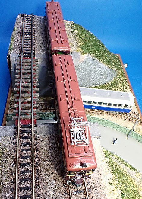 ikeda_modeling's tweet image. 古いコモンワークスの阪急500形のエッチングキットを組み立てました。エアホース取付座と乗務員ステップは自家エッチングで作成、歩み板上の配管を真鍮線で再現しました。方向板は大阪ー宝塚にして、阪急宝塚線と能勢電鉄川西国鉄前線の立体交差を模したジラマで撮影しました。#阪急500　 #能勢電鉄