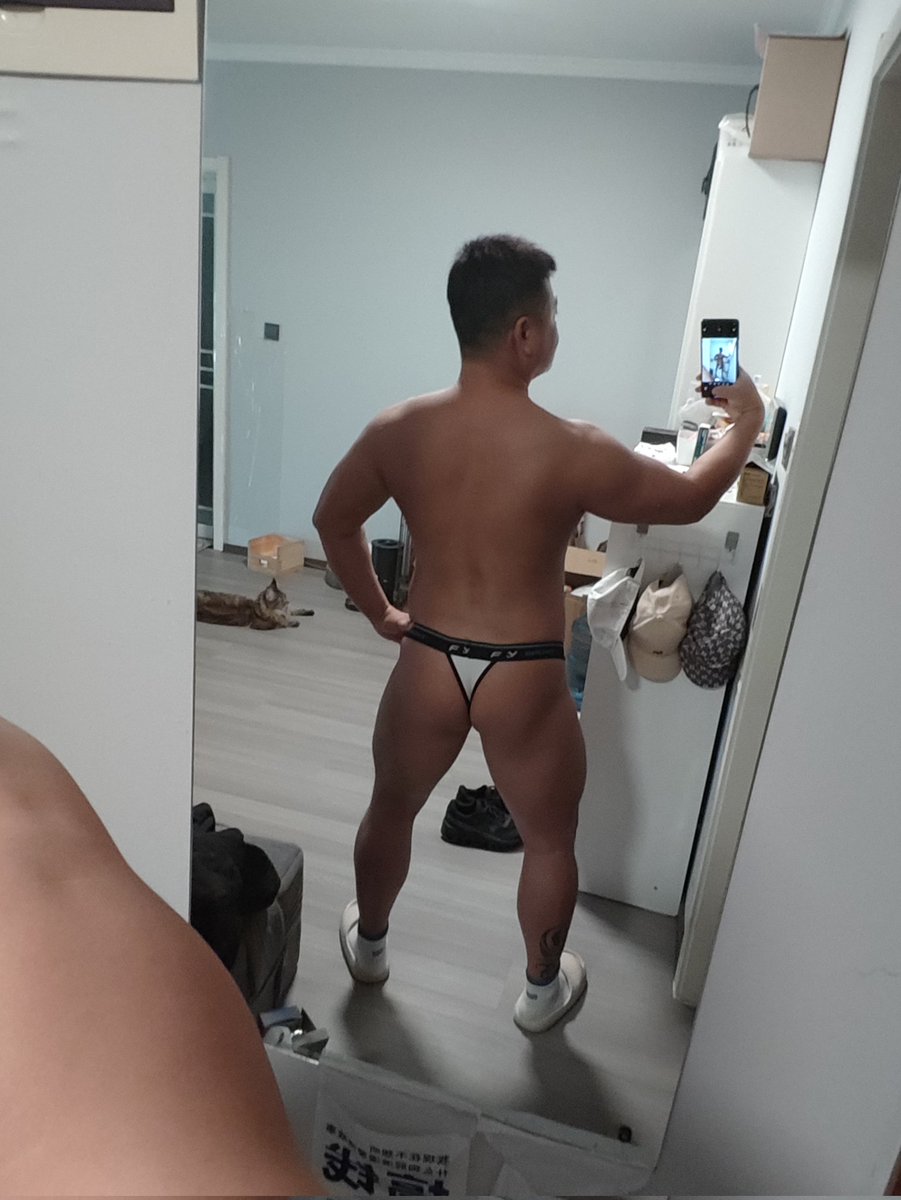 现在丁字裤也穿的很习惯，以前特讨厌夹在屁股里，现在...呵呵，好不错～虽然更喜欢双丁～