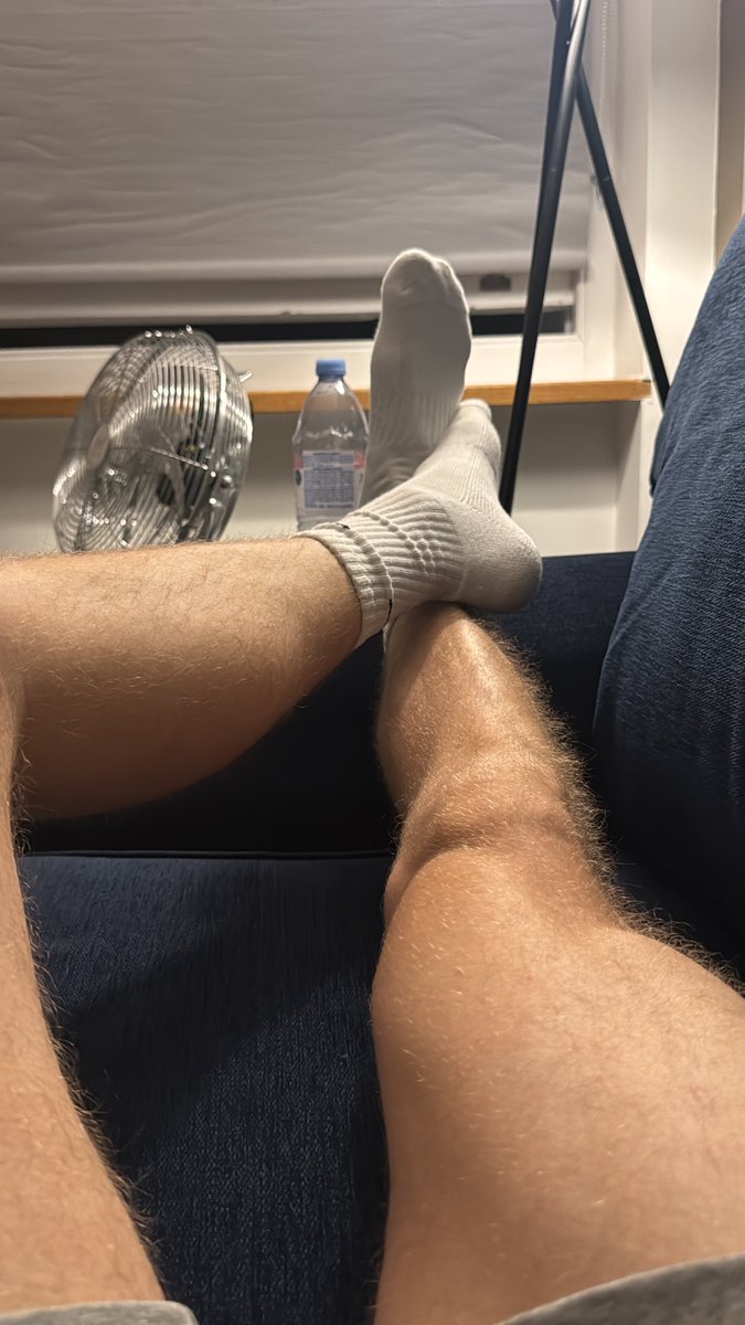 mastercharlie00's tweet image. Where are my London footstools at