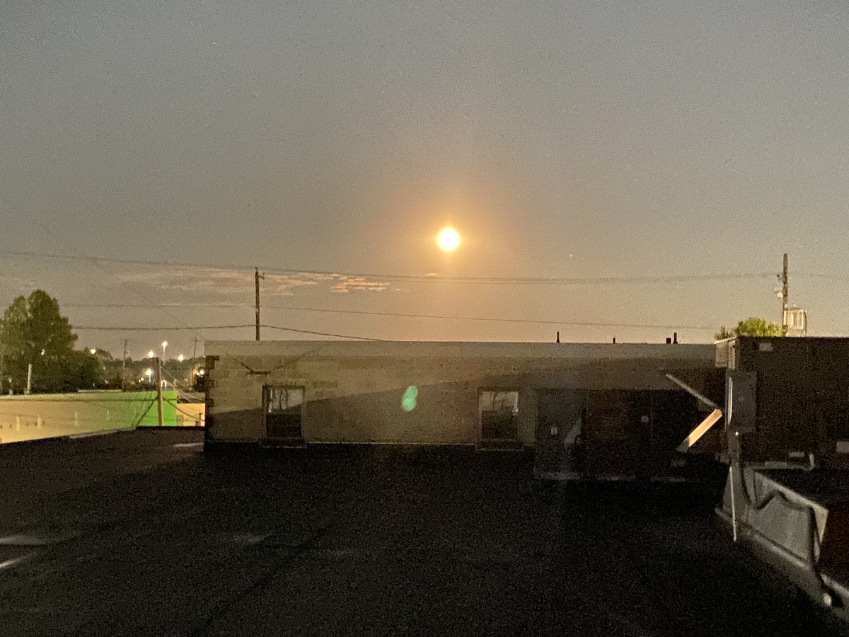 TOMRUSSELLCBS21's tweet photo. I just tried a picture of the moon and it came out like the sun. #cornmoon https://t.co/TIJ51zXGqp