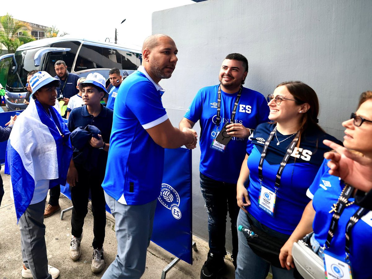 alertanoti's tweet photo. YAMIL BUKELE LLEGA AL ESTADIO CUSCATLÁN Y VISITA A LA SELECTA EN EL CAMERINO

El presidente ad honórem del @indeselsalvador, @ybukele, ya se encuentra en el estadio Cuscatlán para disfrutar del encuentro entre la selección de El Salvador y Surinam, correspondiente a la ronda final de las eliminatorias de la Concacaf rumbo al Mundial 2026.

Antes del inicio del partido, Bukele visitó a los jugadores y al cuerpo técnico en el camerino, donde aseguró que percibió un gran entusiasmo. “Estoy contento por el ambiente, porque la afición salvadoreña lo está gozando. Vengo saliendo del camerino y hay un ambiente espectacular”, afirmó.

Minutos después, los jugadores de La Selecta salieron al engramillado del coloso de Monserrat para realizar su calentamiento previo, siendo recibidos con fuertes aplausos y cánticos de la afición, que con su energía busca motivar al equipo nacional antes del inicio del esperado encuentro.