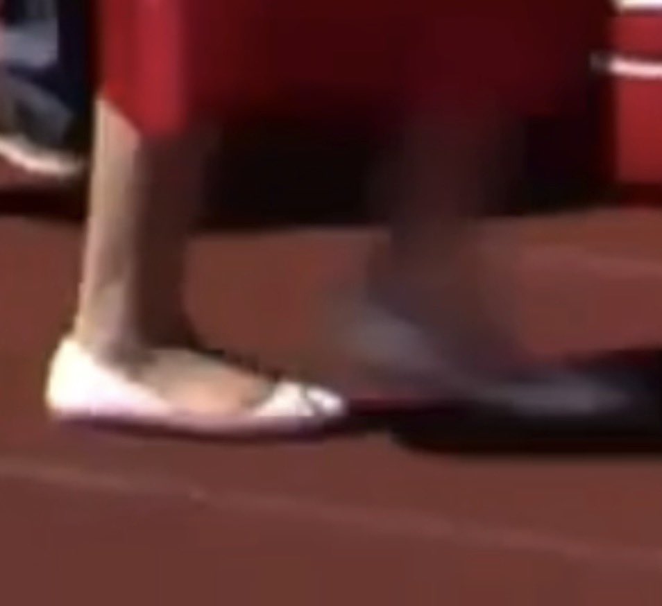 Do yall think they smell😱? Bad pictures of the flats sorry but This girl was wearing these sexy white flats and I bet they smell good and need a couple cum shots into them😍