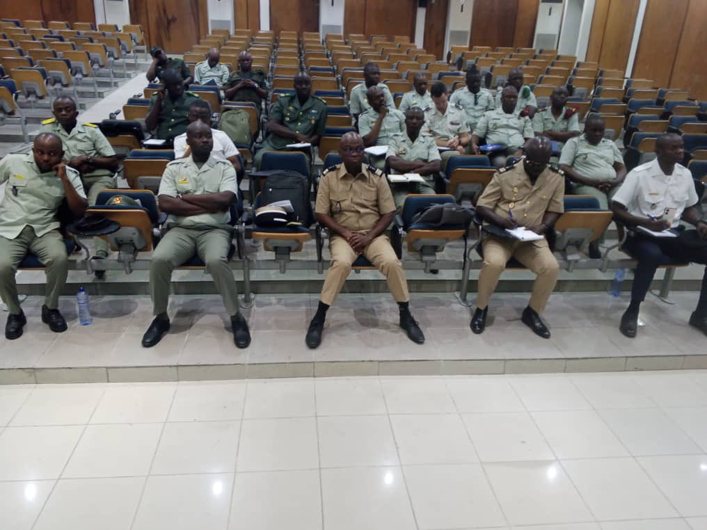 #RDC: La sixième session de l'Ecole de Guerre de Kinshasa s'est ouverte ce lundi 09 septembre 2025 au Centre Supérieur Militaire.

Pour ce premier jour, le Lieutenant-Colonel français Emerand Laurent, chef du Département d'enseignement à l'EGK a succinctement présenté aux
