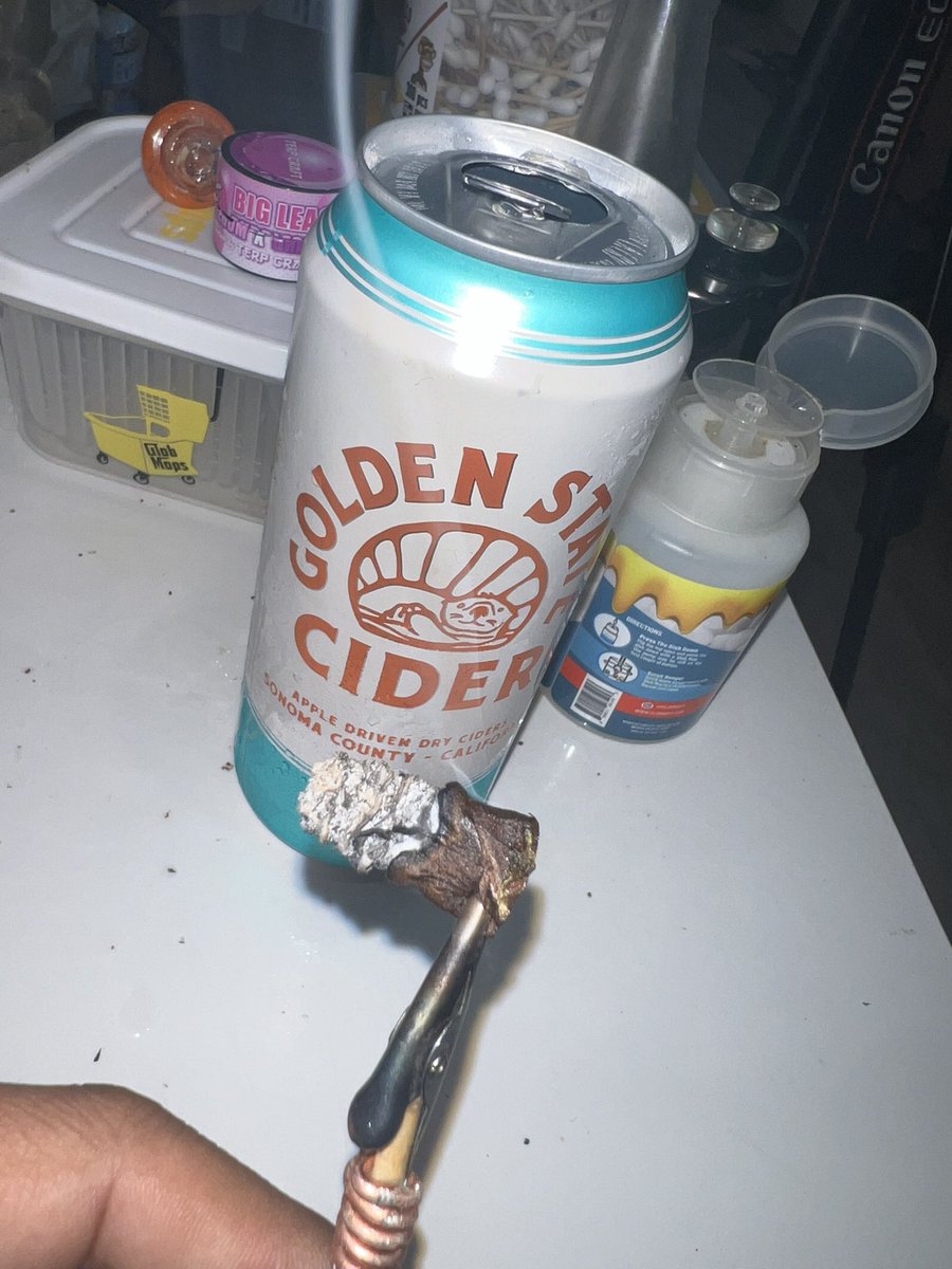 ImproperDoinks's tweet image. Now tell me how tf I’m supposed to finish this without burning the pink off my lips? Smh.. When I use a tip in a blunt there’s never a roach left over🙅🏾‍♂️