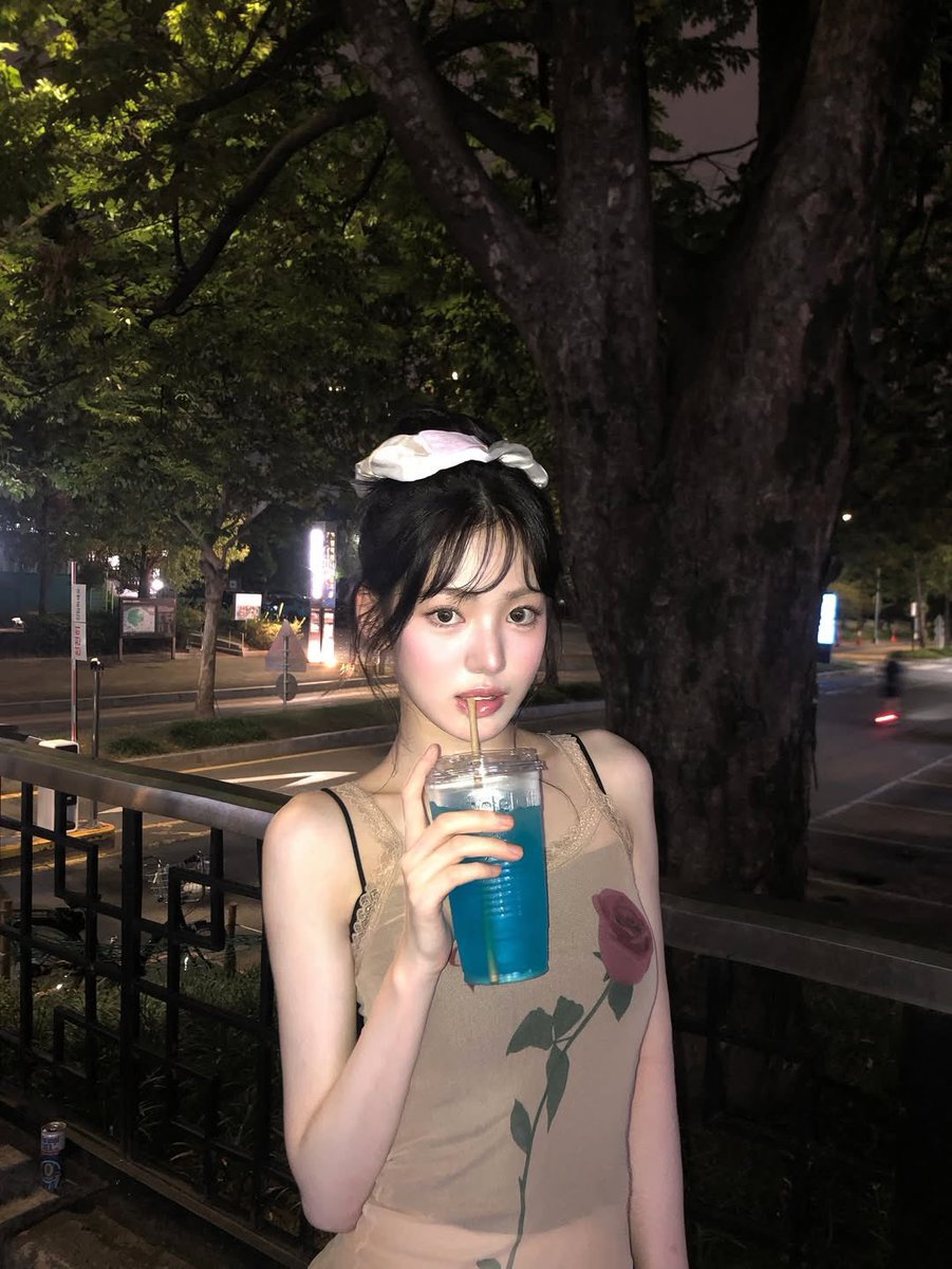 Mawar pada busanaku hanyalah sebuah hiasan yang dapat pudar seiring waktu. Namun, apabila kuberikan 𝙢𝙖𝙬𝙖𝙧 yang lahir dari ketulusan hati, akankah kalian merawatnya agar tetap mekar, atau justru membiarkannya layu?