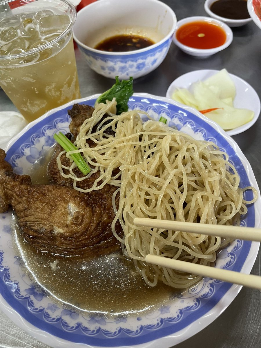 tsunodg's tweet photo. 鳥がデカすぎて、麺が見えない
これぞ The vietnam😹 https://t.co/C8igtDQ6QG