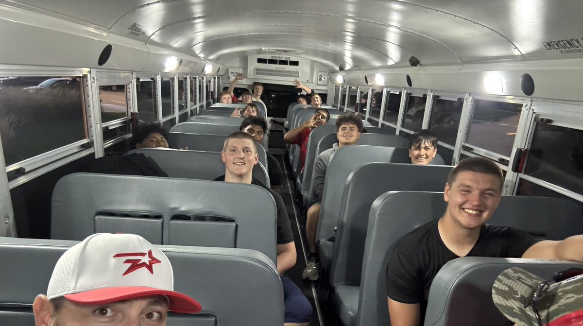 XLJeFe58's tweet image. Reserves travelled to Abe Lincoln and battled to the final whistle to come away with the 18-13 W on the road.  Down by 1 with 3 min to go and put together a gutsy drive to take the lead with 1:38 left. Defense secured the win with a pick the very next play! #flyinround #havinfun