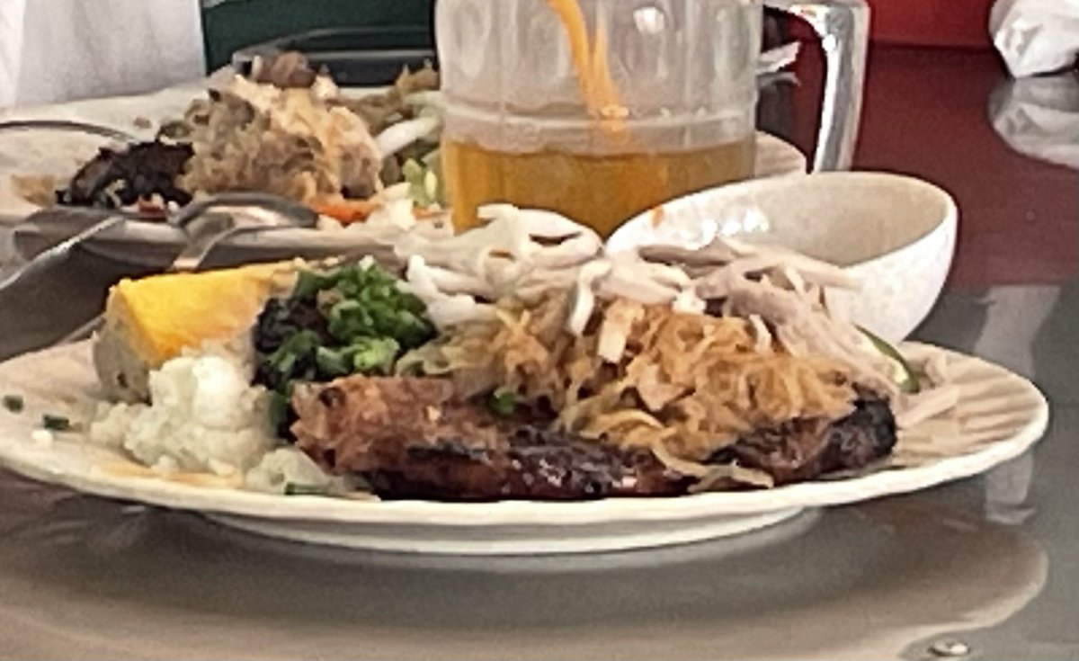 tsunodg's tweet photo. 地元民が食するベトナム料理はこんな感じ！
生春巻き？　フォー？　バインミー？　は観光用！

家から歩いて3分の人気店！　観光客には見つけられない😅
（ミシェランが来たらしい？）
ざっくり100席は常に満席😹
1人分豚400gで、毎日700kg焼くらしい！

旨い！ https://t.co/7In3D0cOpD