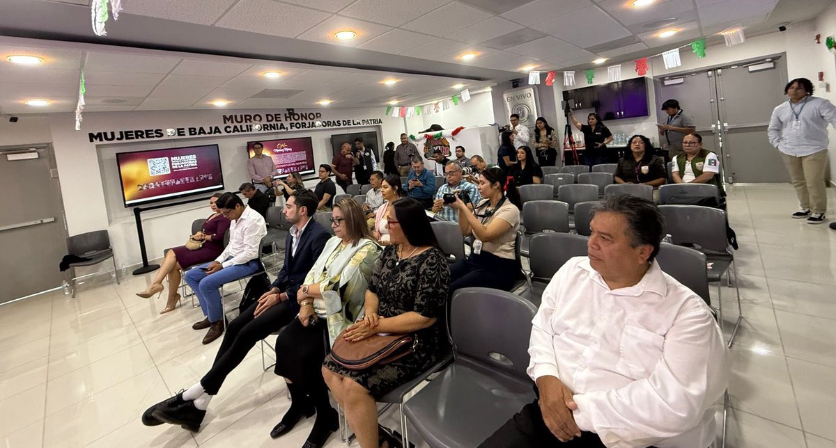 verajuarezf's tweet photo. 📚 | El día de hoy como integrante de la Comisión #CEDEBEX participé en la Presentación de los Avances del Estudio Técnico, Operativo y Normativo en torno a la figura de la #DiputaciónMigrante en el contexto de #BajaCalifornia 📃 organizado por el #IEEBC, #CongresoBC y #COLEF.
Participantes:
📌 Dr. Abel Muñoz, Consejero presidente de la comisión.
📌 Mtra. Guadalupe Flores, Consejera integrante de la comisión.
📖:
📌 Diputada Evelyn Sánchez, de la XXV Legislatura del #CongresoBC 🏛️.
📌 Diputada Yesenia Rojas, 66 legislatura de #Guanajuato 🗳️.
📌 Dr. José Carrera, Profesor-Investigador UAM-I 🎓.
📌 Mtra. Angélica Martínez, integrante de la asociación civil Fuerza Migrante.
También estuvieron presentes el Diputado Jaime Cantón, Presidente de la Mesa Directiva, y la Diputada Gloria Miramontes, ambos integrantes del #CongresoBC.
✍🏼 | Fue un valioso espacio de diálogo y reflexión en el que intercambiamos ideas en torno a los derechos políticos de las y los bajacalifornianos migrantes.