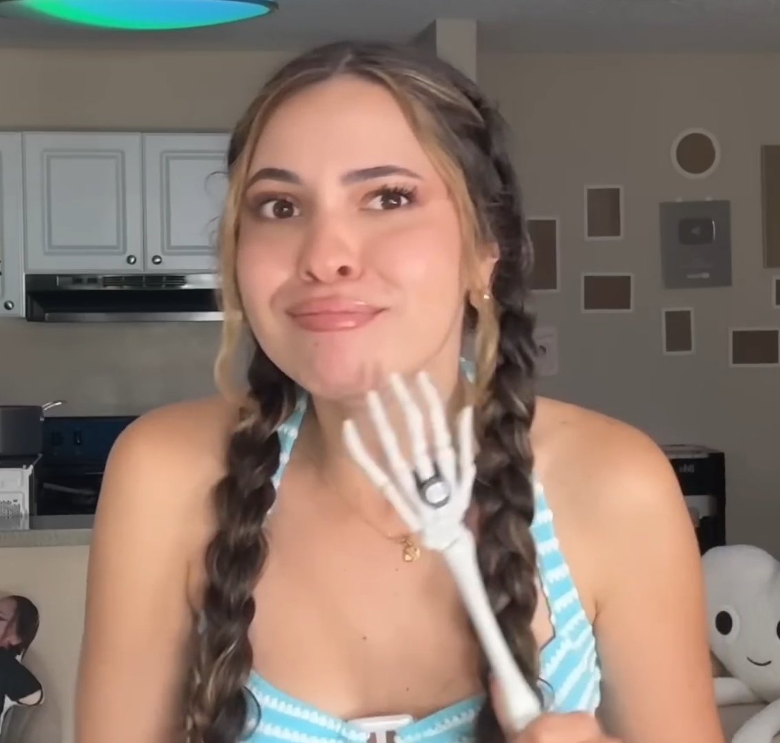 Kook_aina_'s tweet image. mi tca viendo que soy todo menos delgada