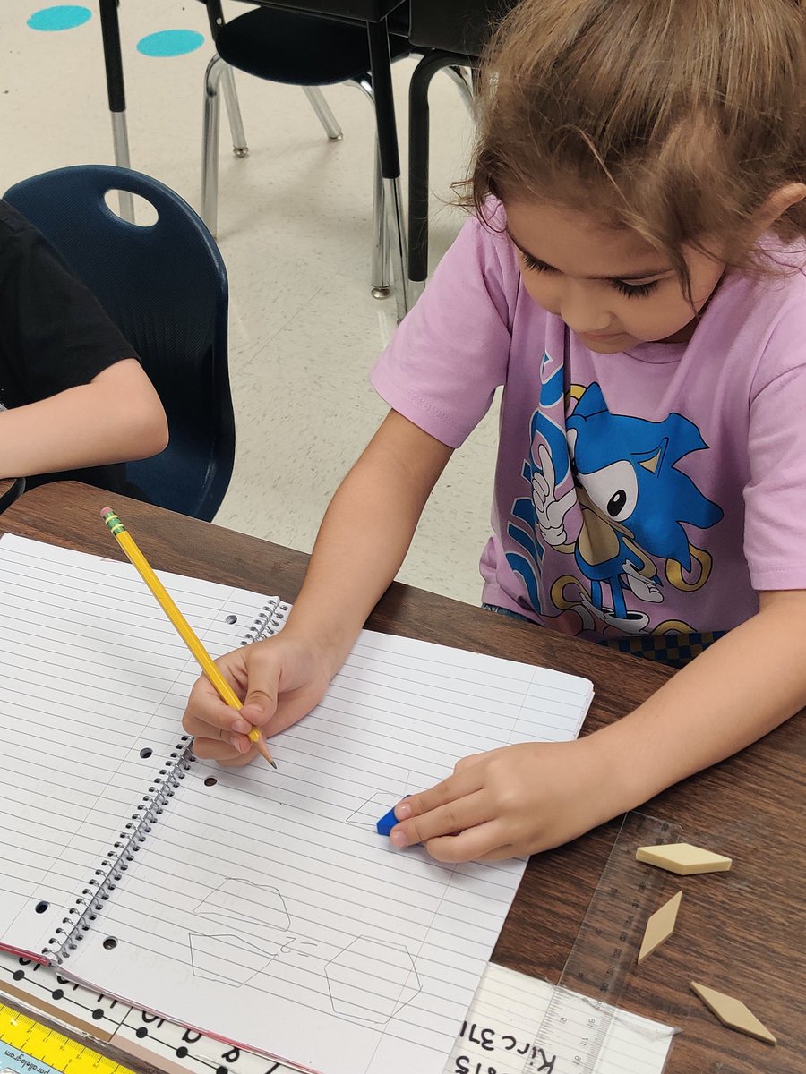 hixsecondgrade's tweet image. Composing and decomposing 2d shapes! @LundquistJess @NISDCarlosCoon