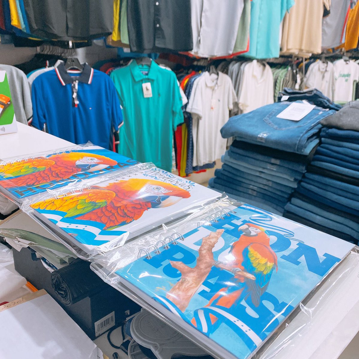 jeimixd_'s tweet photo. Mi línea de Libretitas hoy entro a venderse en Mall y en la tienda de papelería más grande del pueblo. 
Agradecida con el de arriba! 🙌🏻🥹 https://t.co/G1vg8YRVrA