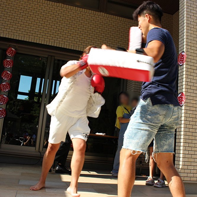 #ヤマショウフーズ では8/30土曜日に #納涼祭 を行いました！
夏の終わりに、社員の皆さんも楽しいひと時を過ごすことができました🎵

会では各部署が用意した食事のほか、ヤマショウフーズスポンサードのk-1ジム大宮所属・稲垣兄弟のお二人にいらしていただき、スパーリングの体験などを行いました🥊