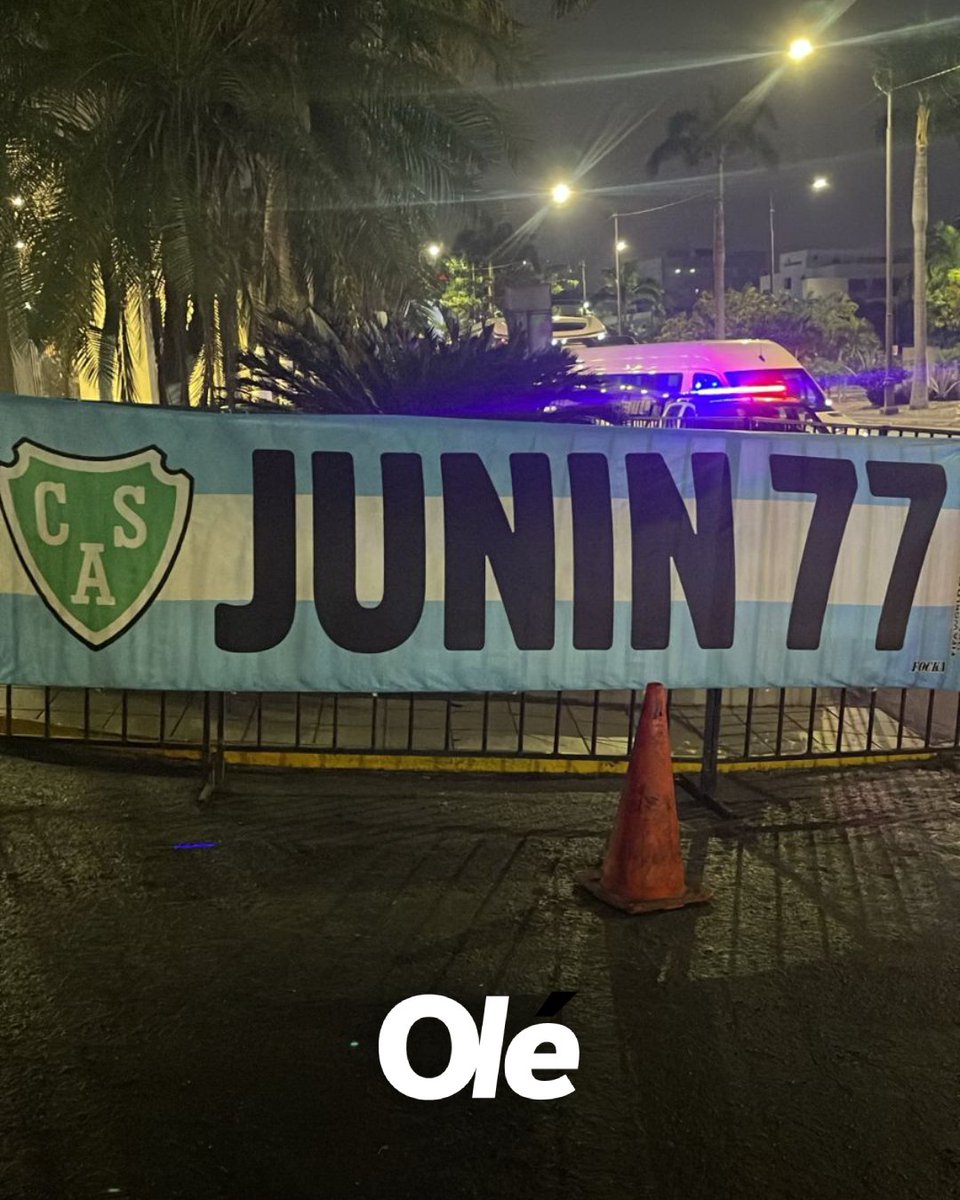 EL APOYO PARA LA SELECCIÓN EN ECUADOR 🇦🇷

🙌 Algunas de las banderas de los hinchas que se acercan al hotel donde se hospedará Argentina

📸 <a href="/aljobero/">Alejandro Bellolio</a>