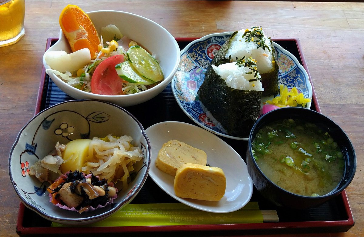 shiroponpon1's tweet photo. おはようございます☀
休日恒例モーニング、おむすびモーニング700円（食後ドリンク付）。味噌控えめで出汁感強めの味噌汁とふっくらおむすびが美味し🍙

ダイエットは2日で1.7kg減。ただ（普段食いすぎな分、少し節制すれば）この位は簡単に落ちるので問題なのは3〜4kg落ちた後💧
#cafehappy https://t.co/36l8i3y4em