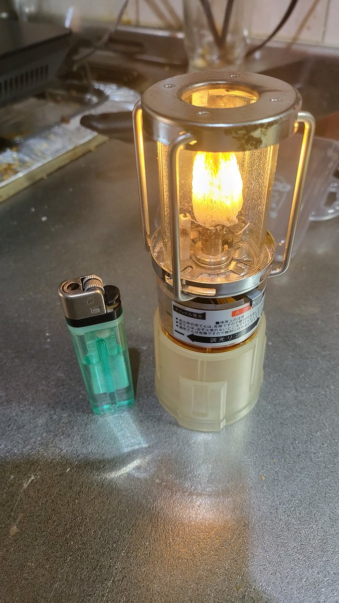 キャンプ用品整理してたら可愛いランタンが出てきた。
今こんなん売ってなさそうw
カセットガスから補充できるのでエコなんだよねー。