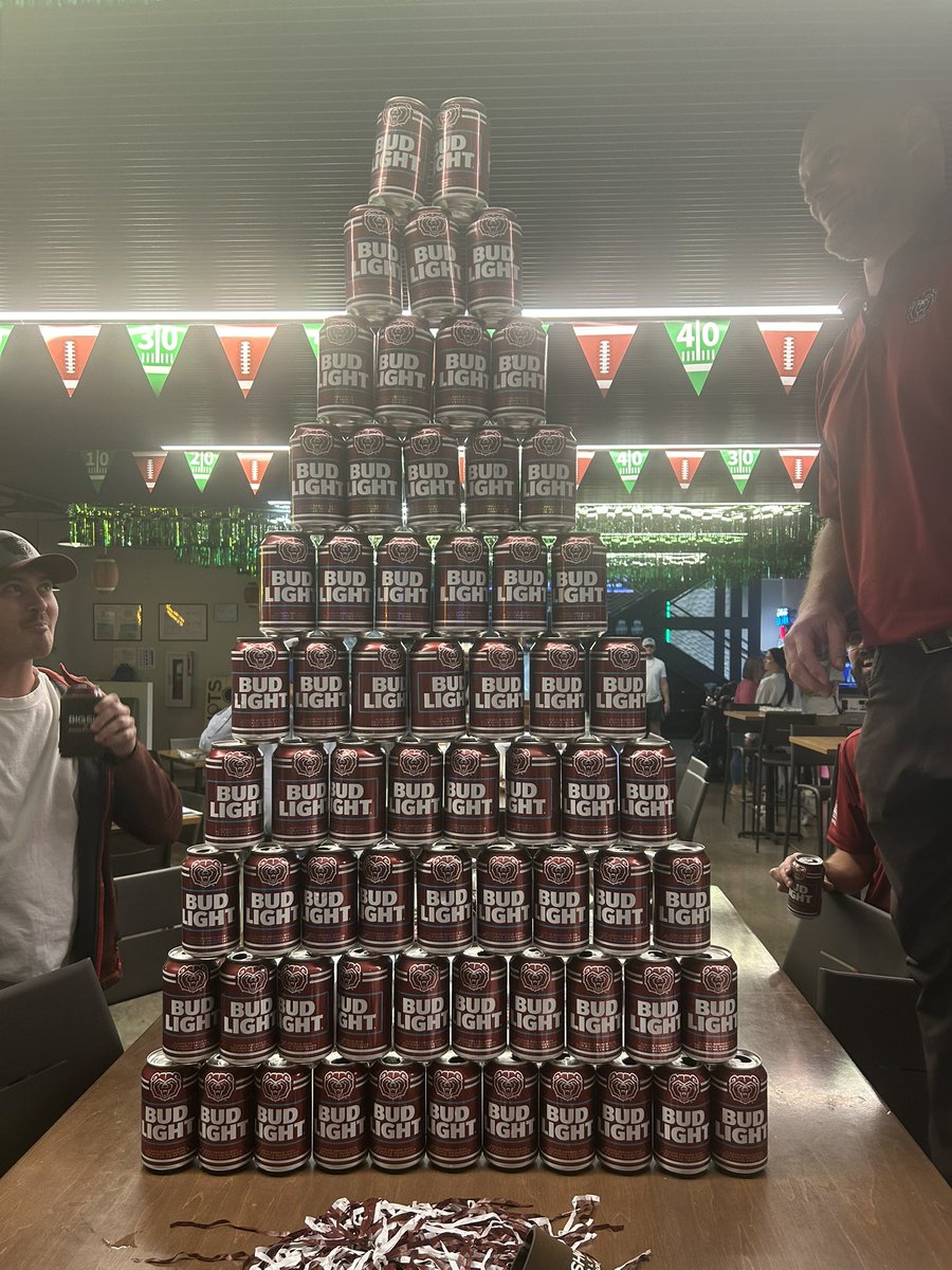 SMU week coaches show at Big Shots. Go Bears!!! <a href="/IamCoreyRiggs/">Corey Riggs 🎙</a> <a href="/Ry_Beard/">Ryan Beard</a> <a href="/JLKhookgolf/">Jesse Kirkpatrick</a>