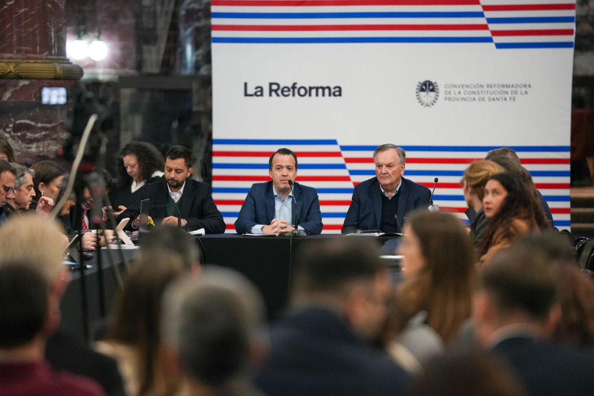 La Comisión Redactora avanza en el texto final de la Constitución.

Trabajó en la integración de los dictámenes aprobados para elaborar el articulado definitivo de la nueva Constitución provincial.

👉🏼 Mañana se presentará el texto final en plenario para su debate y votación.