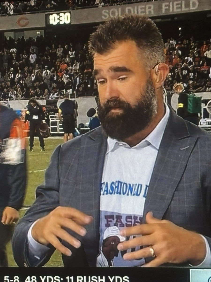 liam_arrowsmith's tweet image. Does anyone know why I’m on tv???? #Skol #minvchi @NFLUKIRE @NFL #LateNightVikes