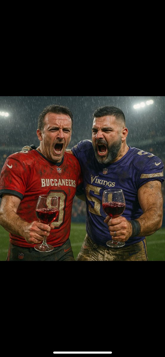 liam_arrowsmith's tweet image. Does anyone know why I’m on tv???? #Skol #minvchi @NFLUKIRE @NFL #LateNightVikes