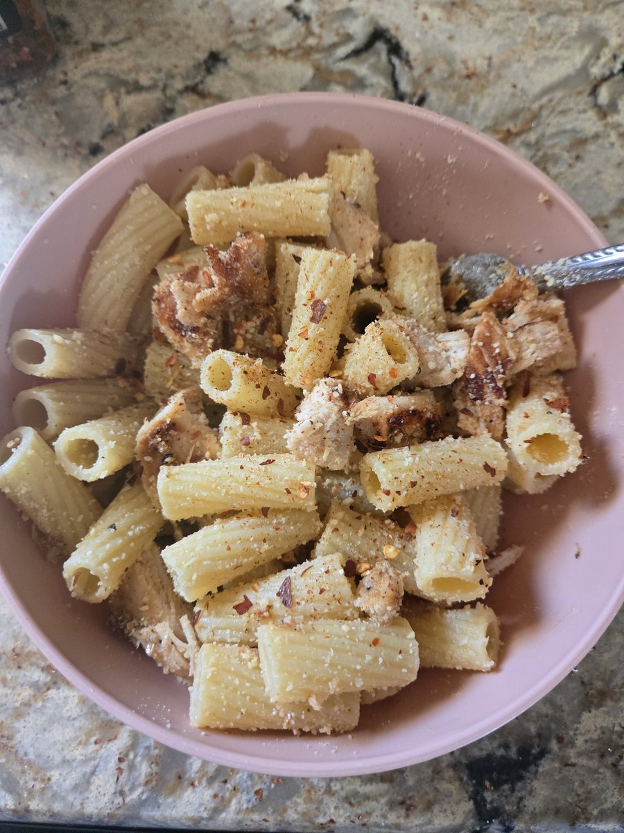 FeelingSecure17's tweet photo. Dinner tonight was pan fried chicken and pasta. Simple yet delicious 😋 https://t.co/TZYXaZ0P4e
