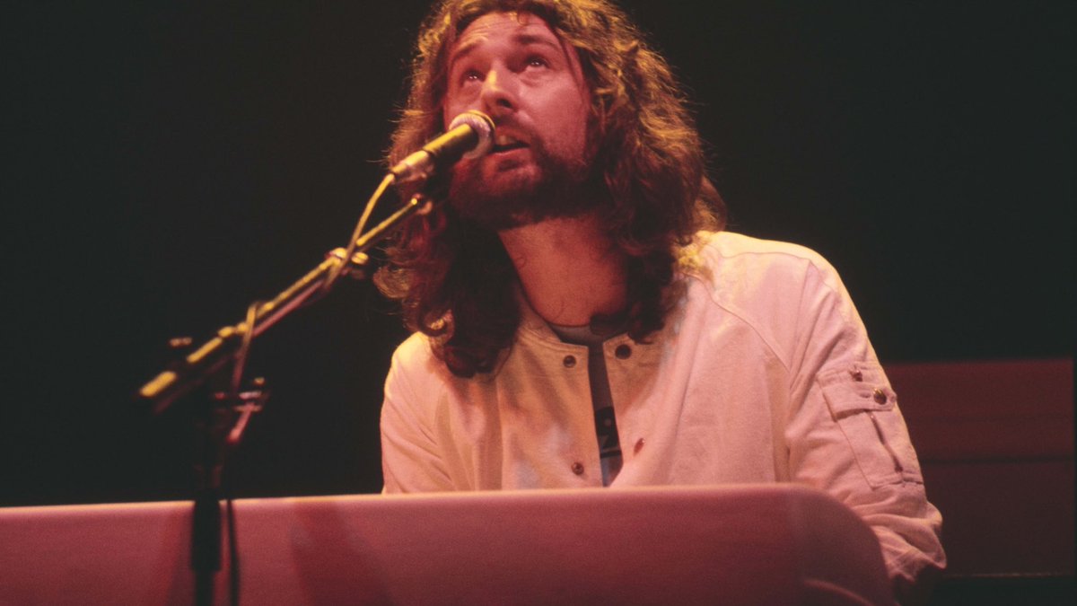 _AwesomeAlbums's tweet photo. Awesome Albums is saddened by the recent passing of Rick Davies. English musician, singer and songwriter best known as founder, vocalist and keyboardist of Supertramp playing in the band from 1970-2012. He passed away at 81 years old from complications battling multiple myeloma. https://t.co/ZZUrLjCTaF