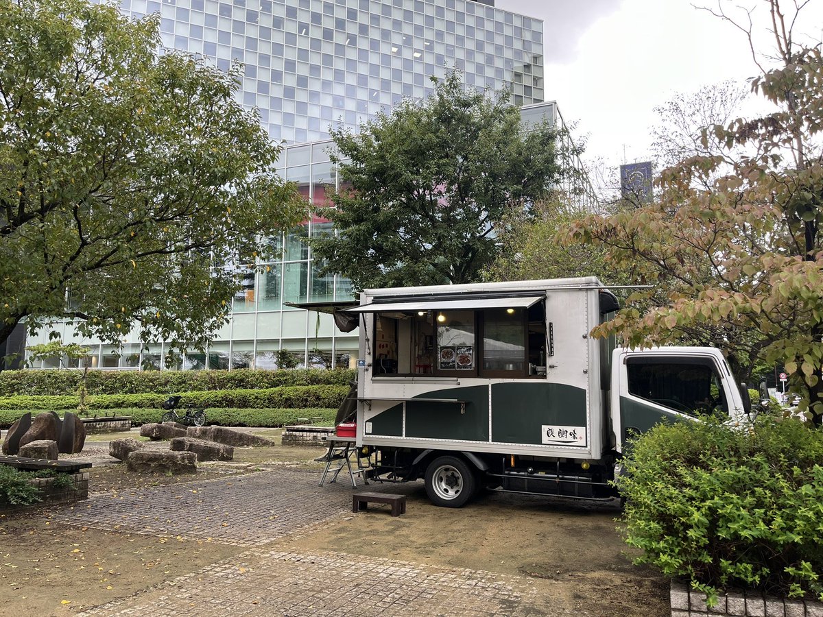 sendaioktober's tweet photo. キッチンカーマルシェスタートしました！＠錦町公園
気分転換にお昼は外で食べませんか？？天気はアレですが、屋根付きの客席テントを開放しています。

#オクフェス平日キッチンカー https://t.co/XIa9yIPw1f