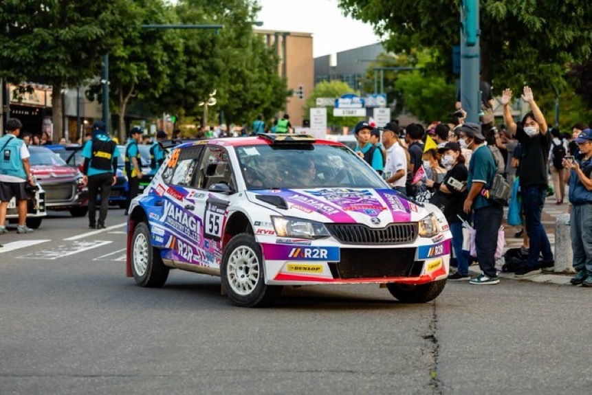 bestcarmagazine's tweet image. エストニアから帰ってきたそのままの勢いでラリー北海道で優勝しちゃう新井大輝選手！だけどなんと新井選手さすがに体調を崩されていたとか……それでも前戦の雪辱を晴らすためチーム一丸となってアツく戦う姿に痺れる!!!
#新井大輝 #ラリー北海道 #全日本ラリー選手権 
bestcarweb.jp/news/motorspor…